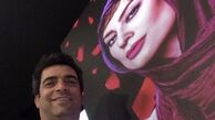 سلفی آقای کارگردان با پوستر همسر مشهورش + عکس