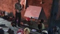 معلمی که برای کودکان کار تدریس می کند + عکس