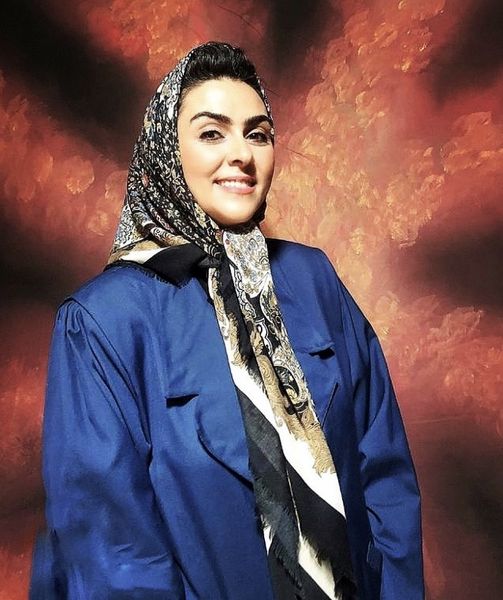 شیوا ابراهیمی با تیپ دهه شصتی  + عکس