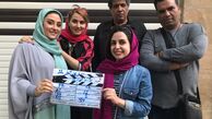 الهام ‌طهموری در کنار گروه کارگردانی دوستداشتنی + عکس