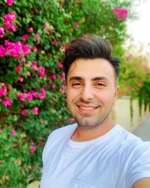 علیرضا تلیسچی در میان گل های بهاری + عکس