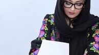نیکی کریمی در حال امضا کتابش + عکس