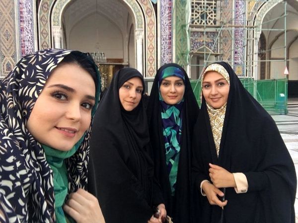 مژده خنجری  و همکارانش + عکس