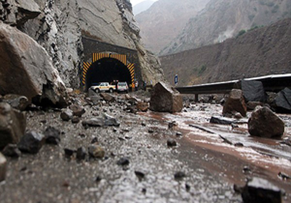 سقوط سنگ ریزه در جاده چالوس